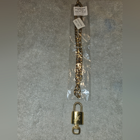 AUTHENTIC LOUIS VUITTON NEW LOCK AND KEY, NUMBER 322. AND INCLUDE GOLD P. CHAIN - Picture 11 of 13